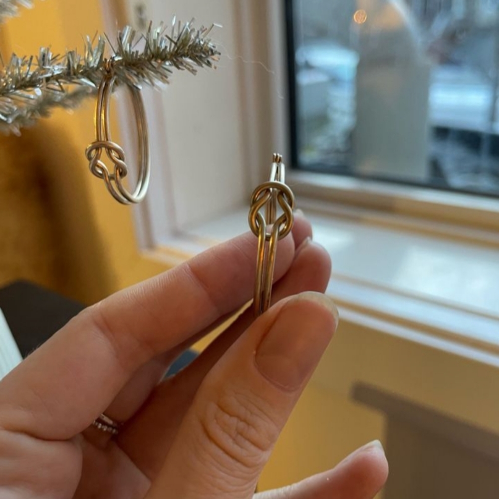 Vintage double knot hoop earrings - Picture 3 of 3
